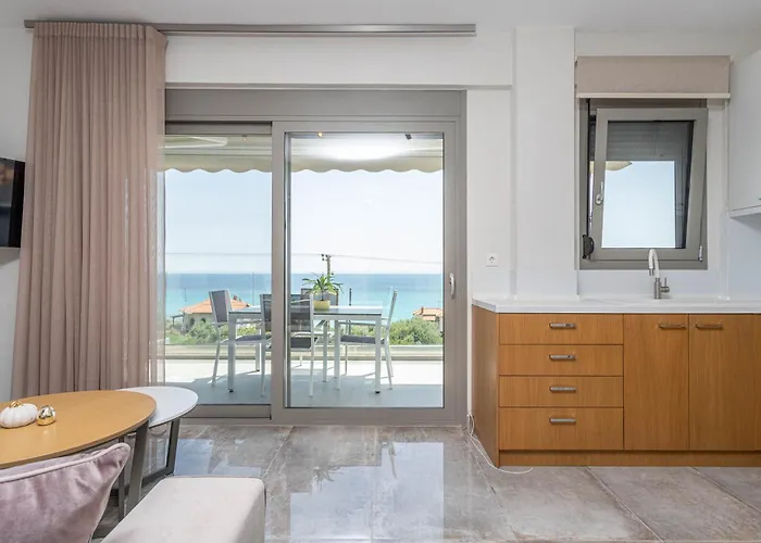 Alexmare Seaview House * Μόλα Καλύβα