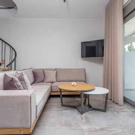 Alexmare Seaview House *